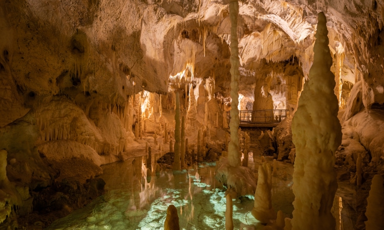 Visitare le Grotte di Frasassi con i bambini