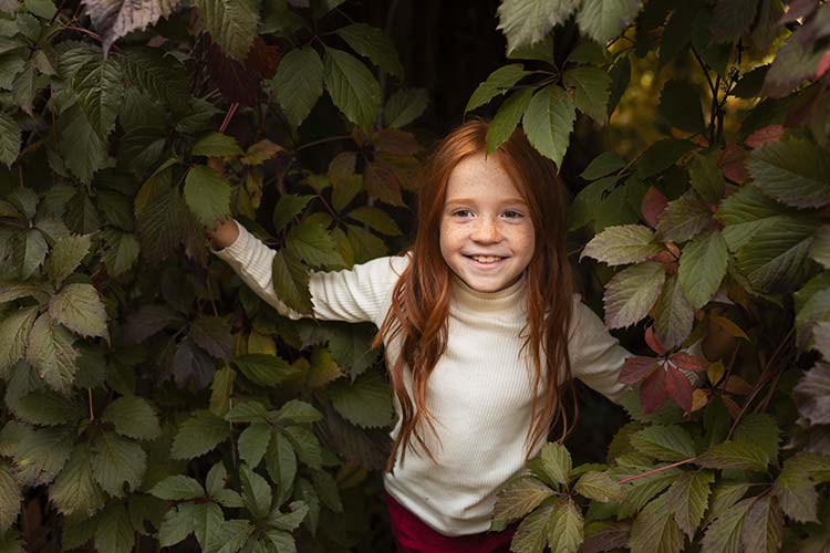 bambina nel bosco