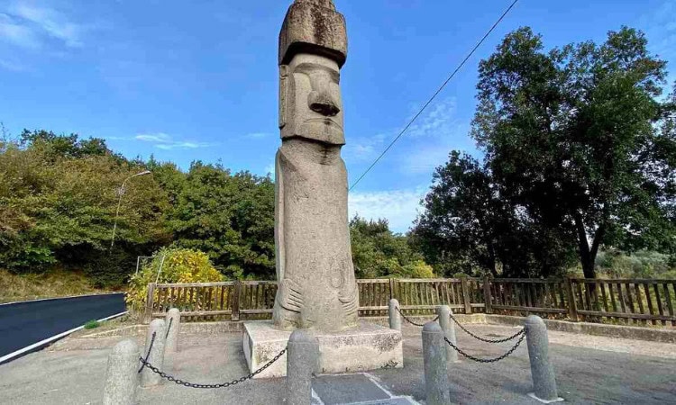 Curiosità da non perdere nel Lazio con i bambini: la statua del Moai