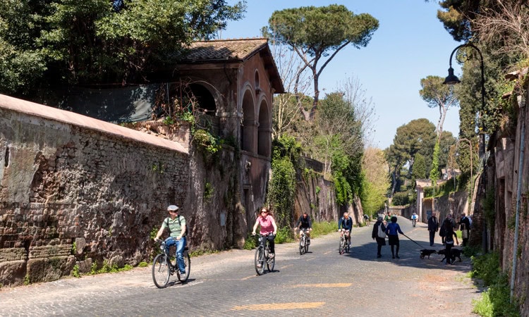 Appia Antica in bicicletta, una delle storiche piste ciclabili per bambini nel Lazio