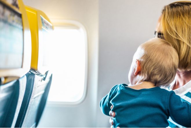 10 trucchi per volare “tranquilli” con un bambino piccolo